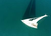Segelyacht Segelboot aus der Luft Meer Schatten Hanse 505